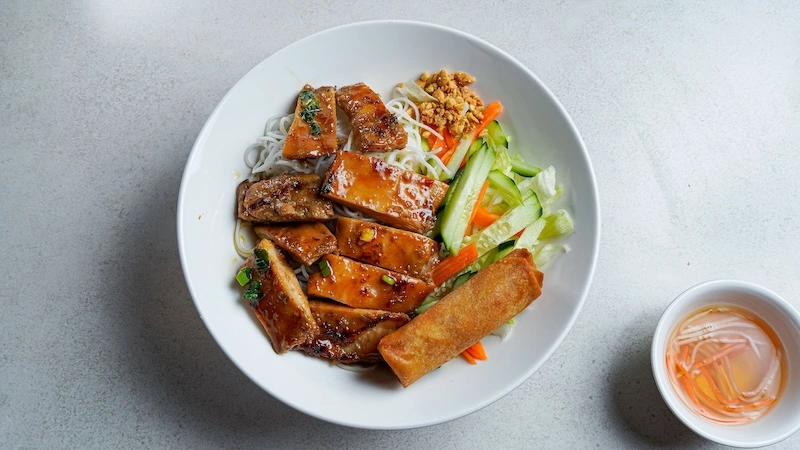 B4 - Grilled Meat, Egg Roll & Rice Vermicelli