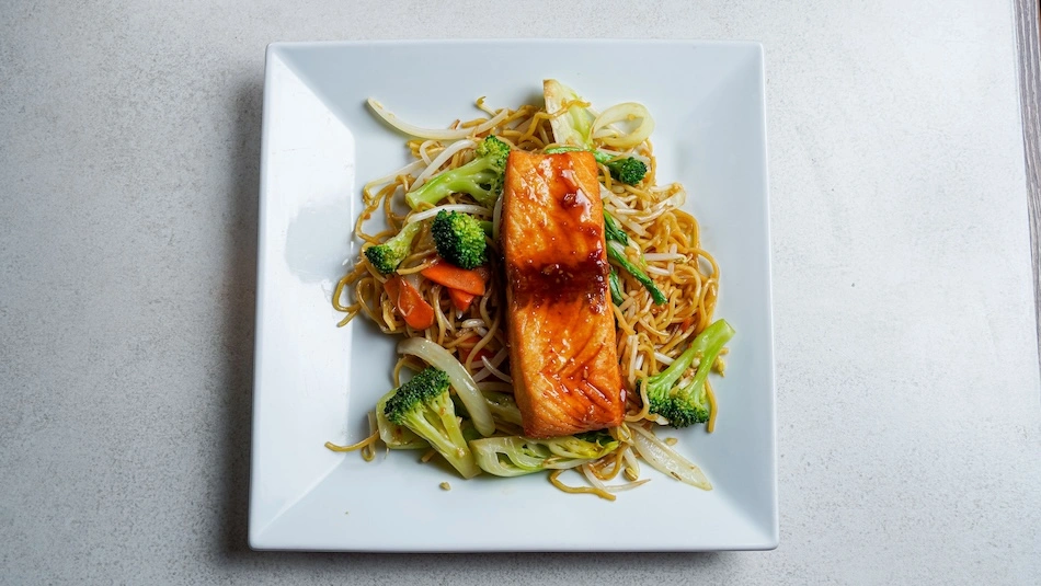 S2 - Garlic Noodles With Grilled Salmon/Chicken